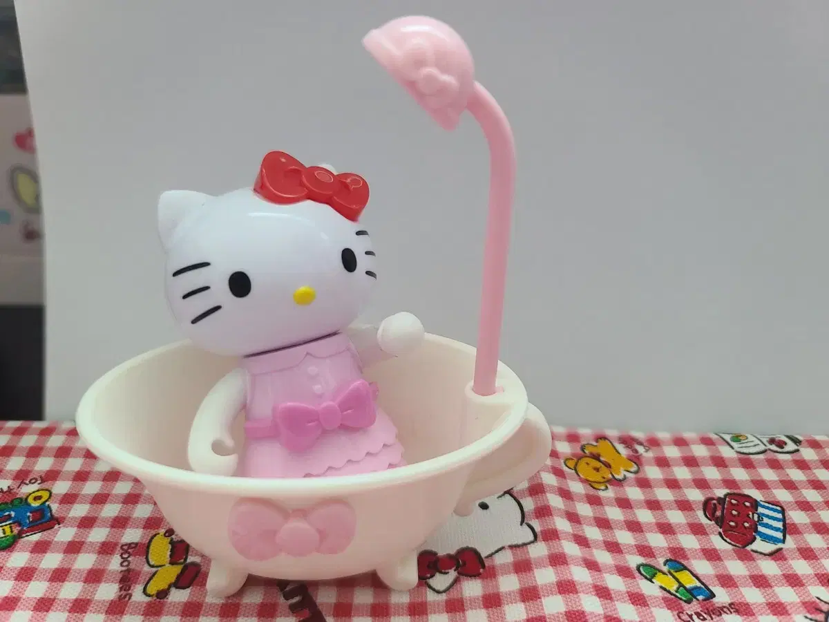 Kitty danielle Figurine bathtubs