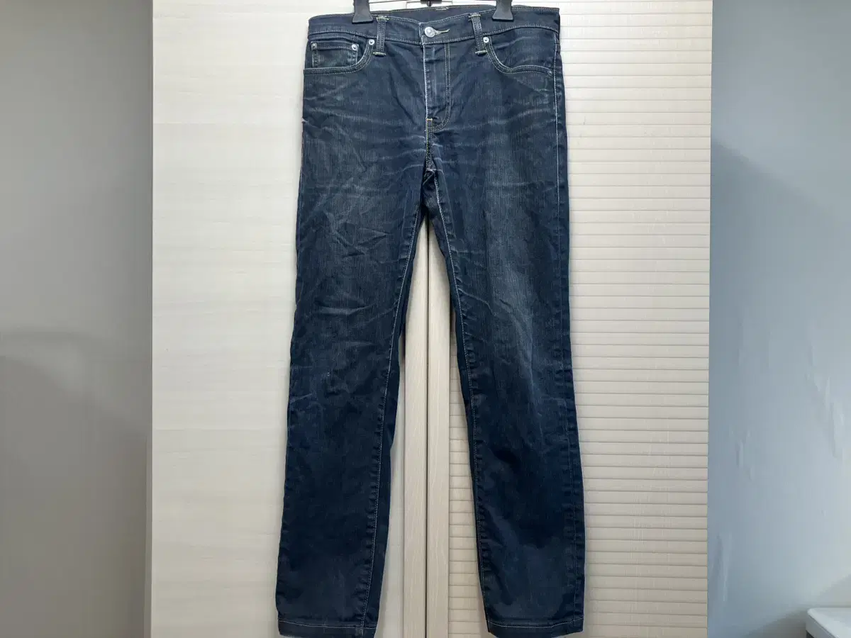 1 pair of Levis pants W-76 (30) L-34 (86)