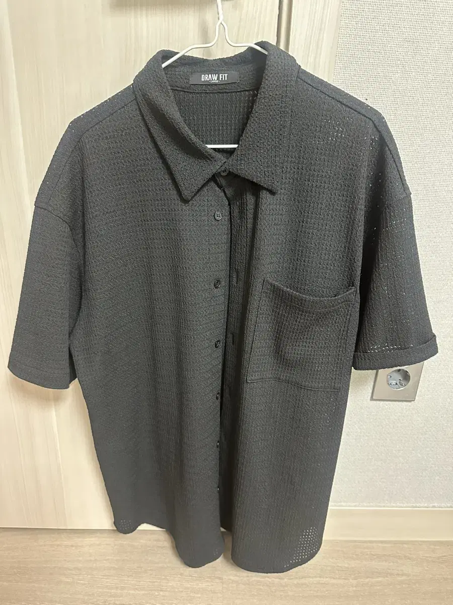 Draw-fit embossed black short sleeve shirt