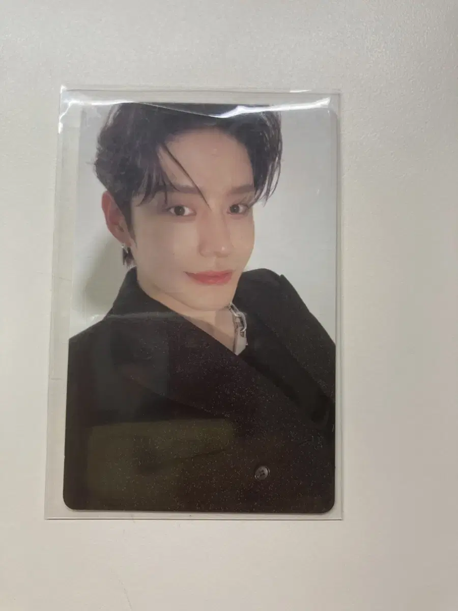 Melting Point Jiung sells photocards