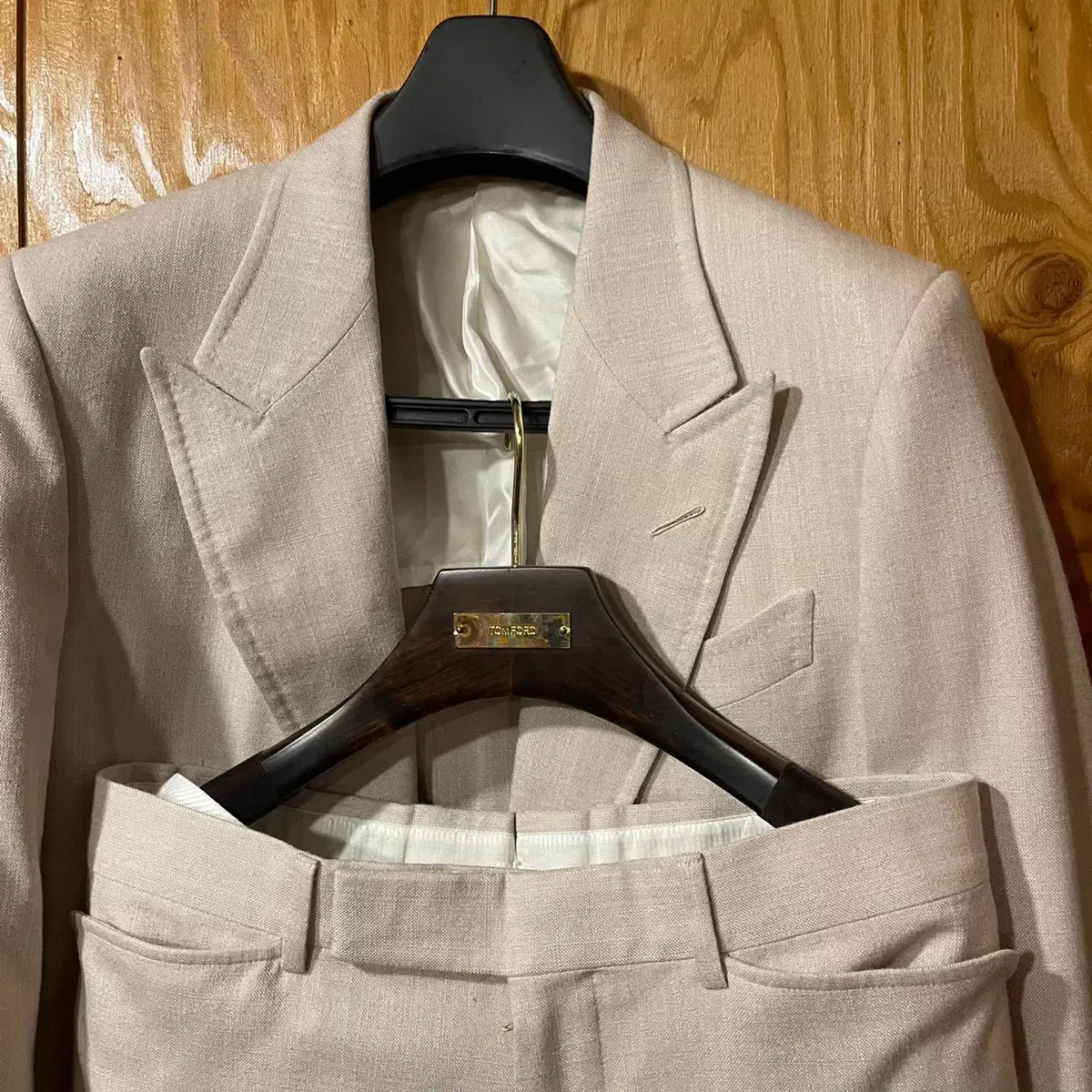 Tom Ford 2-piece suit sell.