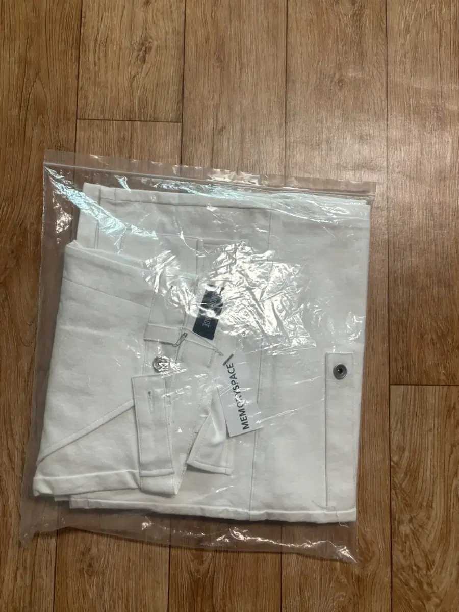 1 Memoriespace CHANNEL10 Bermuda Pants White sealed Sells