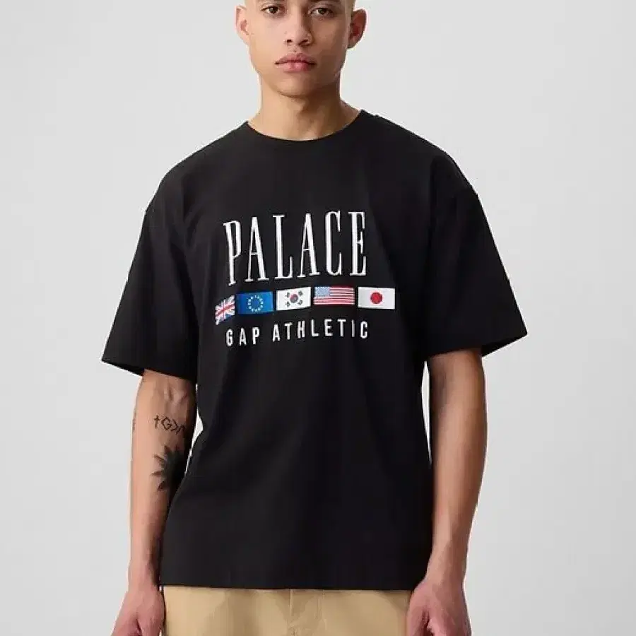 갭(GAP) X 팔라스(PALACE) 헤비 저지 플래그 티셔츠 블랙