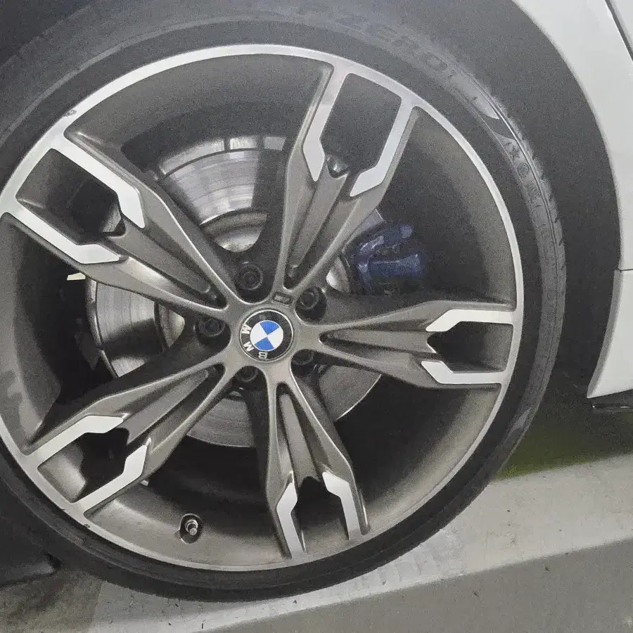 bmw m550i 20인치 순정휠