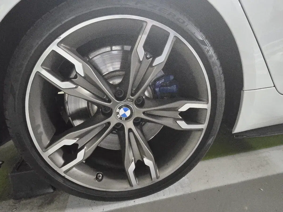 bmw m550i 20인치 순정휠