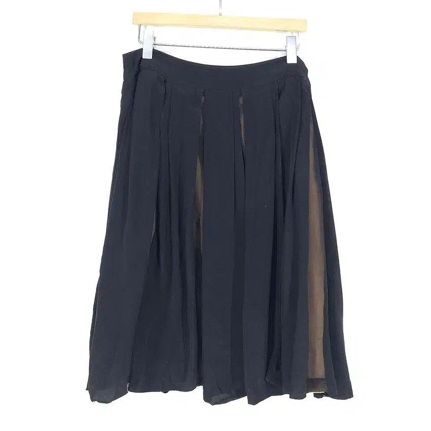 Lean, feminine, pleated, flared skirt, black (HU31160)