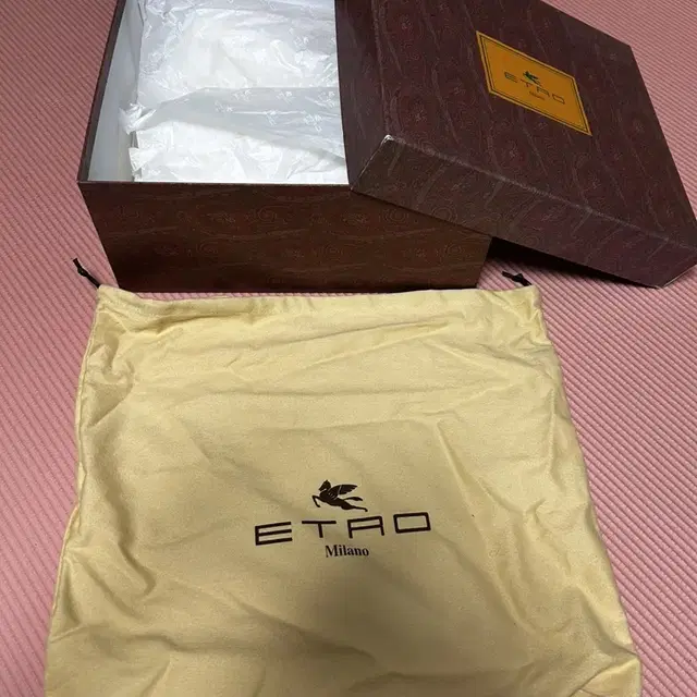 에트로 ETRO 파우치 및 포장박스 판매합니다.