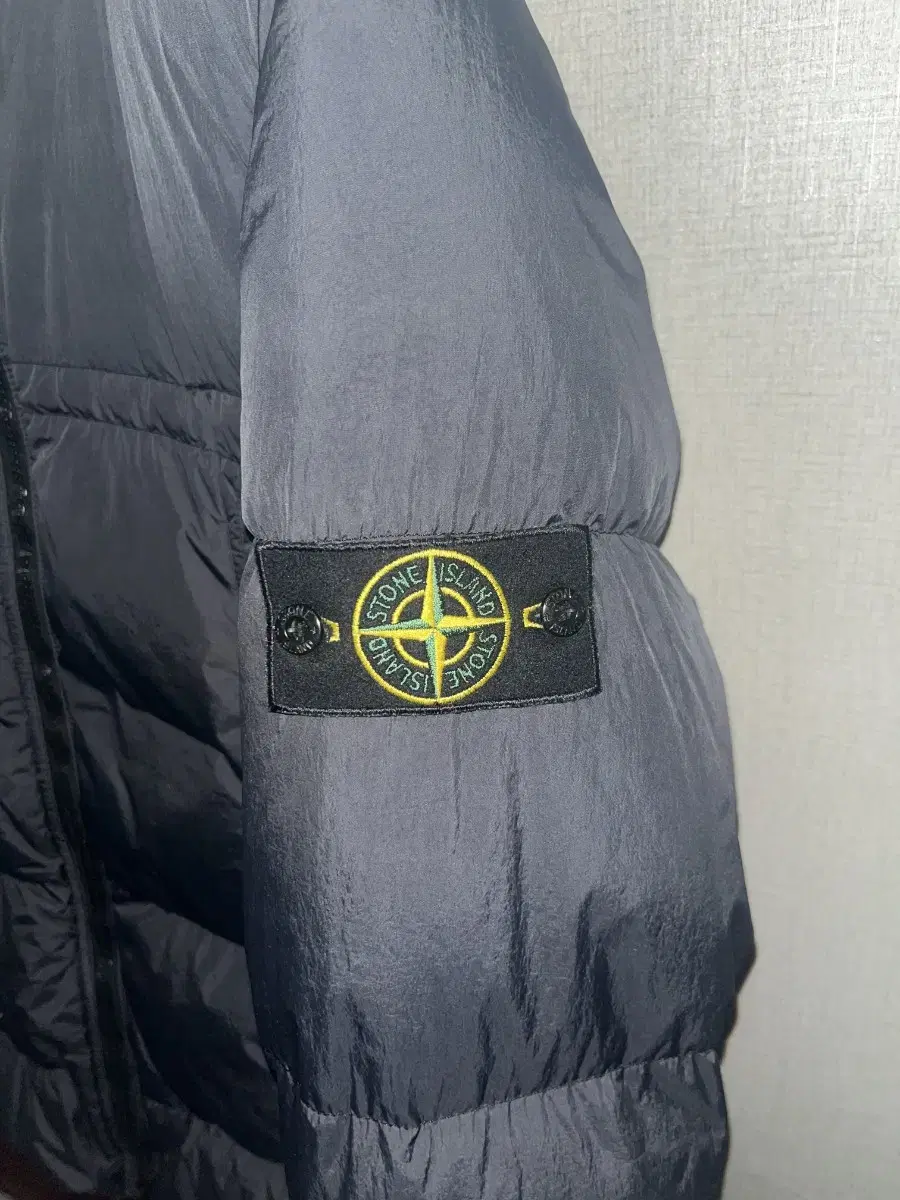 (Department Store) XL Stone Island Crinkle Wrap Padding