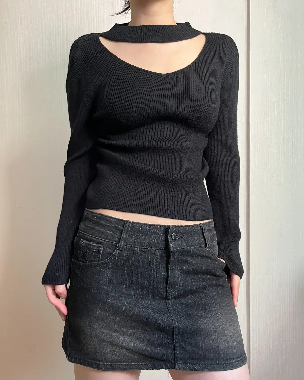 Cut off point holter neck knit