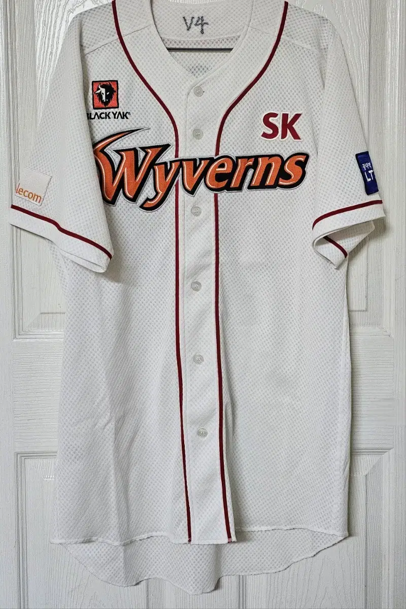 SK Wyverns (SSGlanders) home jerseys (paid for by coach Jo Woong-chun, worn)