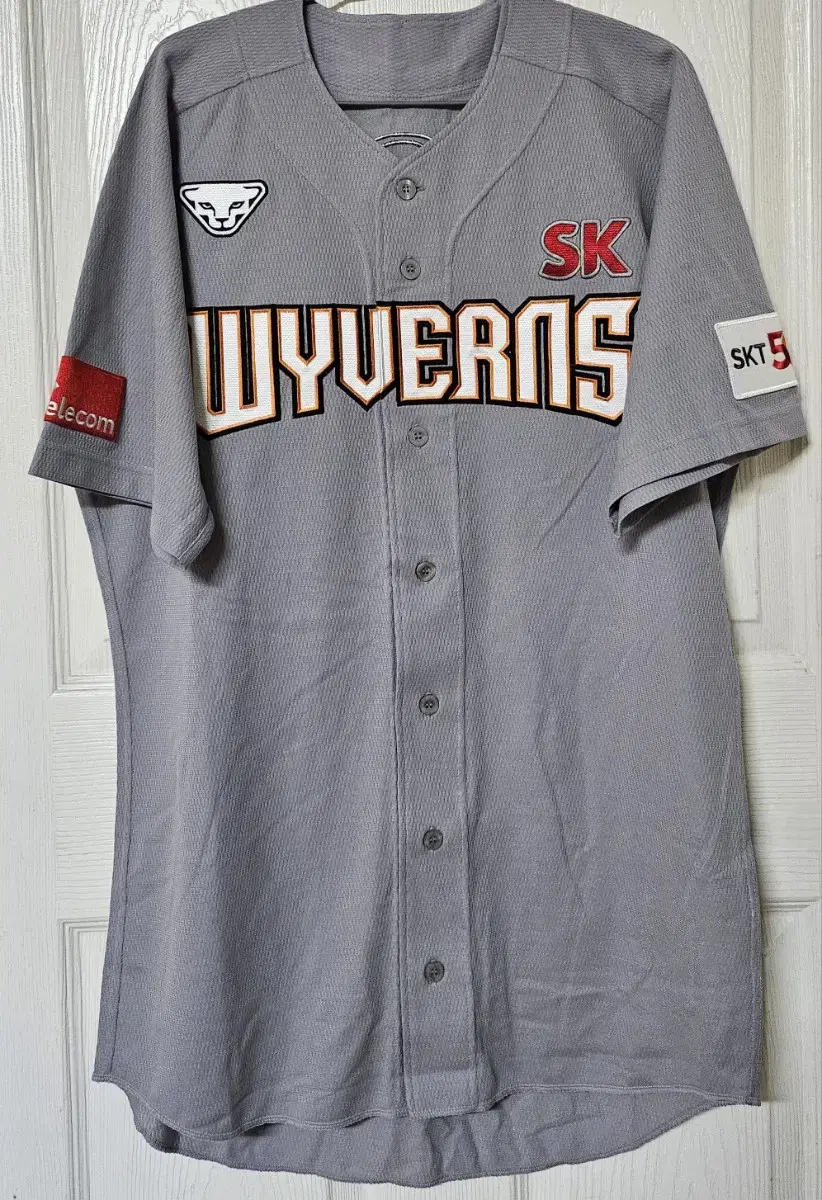 SK Wyverns (SSGlanders) away jersey (given to coach Jo Woong-chun, worn)