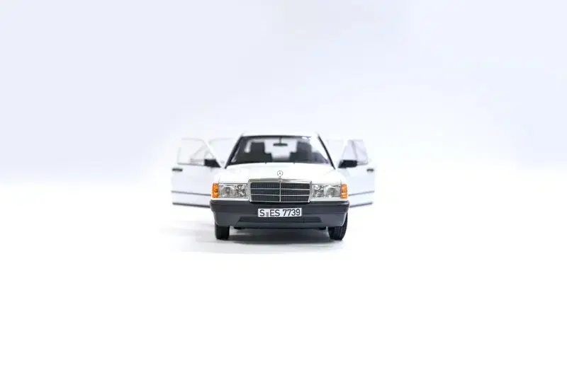 1:18 190E Mercedes Benz Diecast