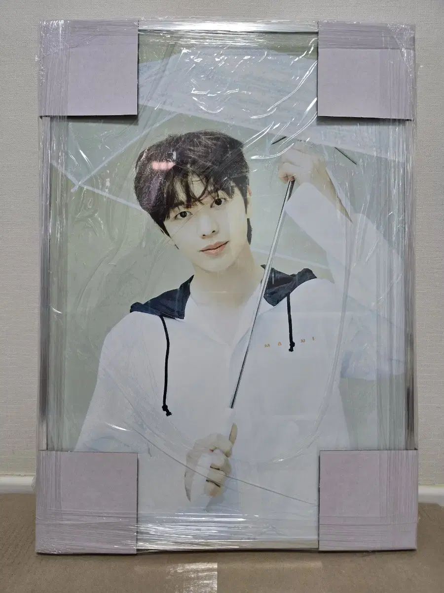 Framed Yook Sungjae