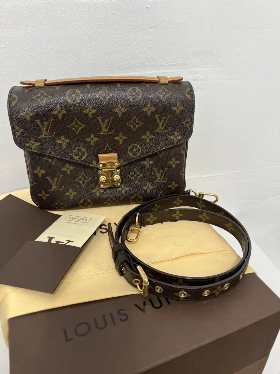 Louis Vuitton Pochette Metis