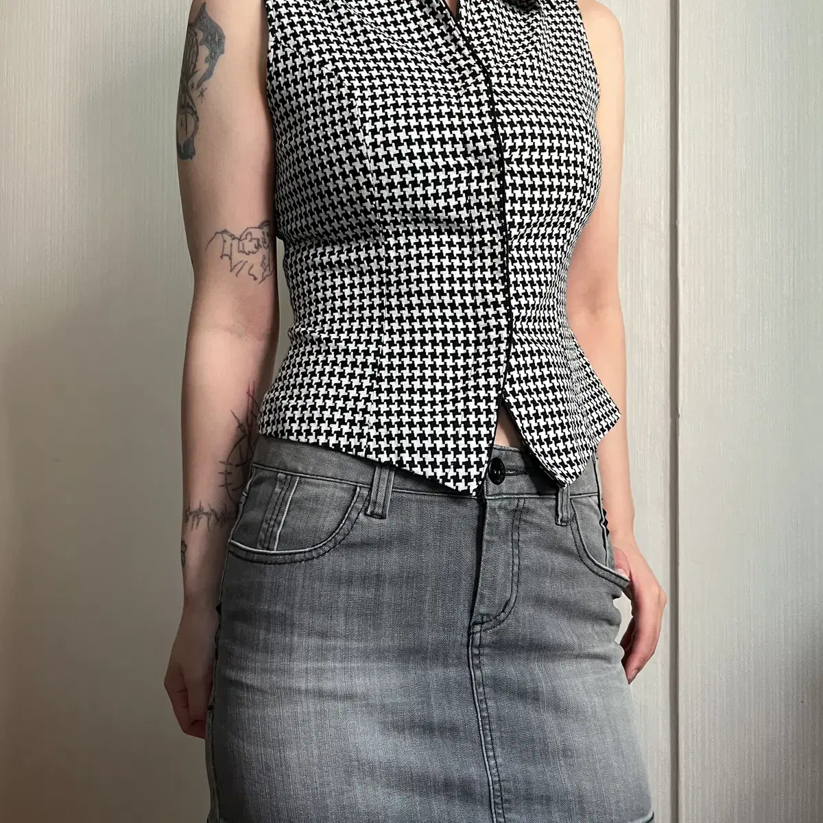 Hound tooth pattern sleeveless shirt