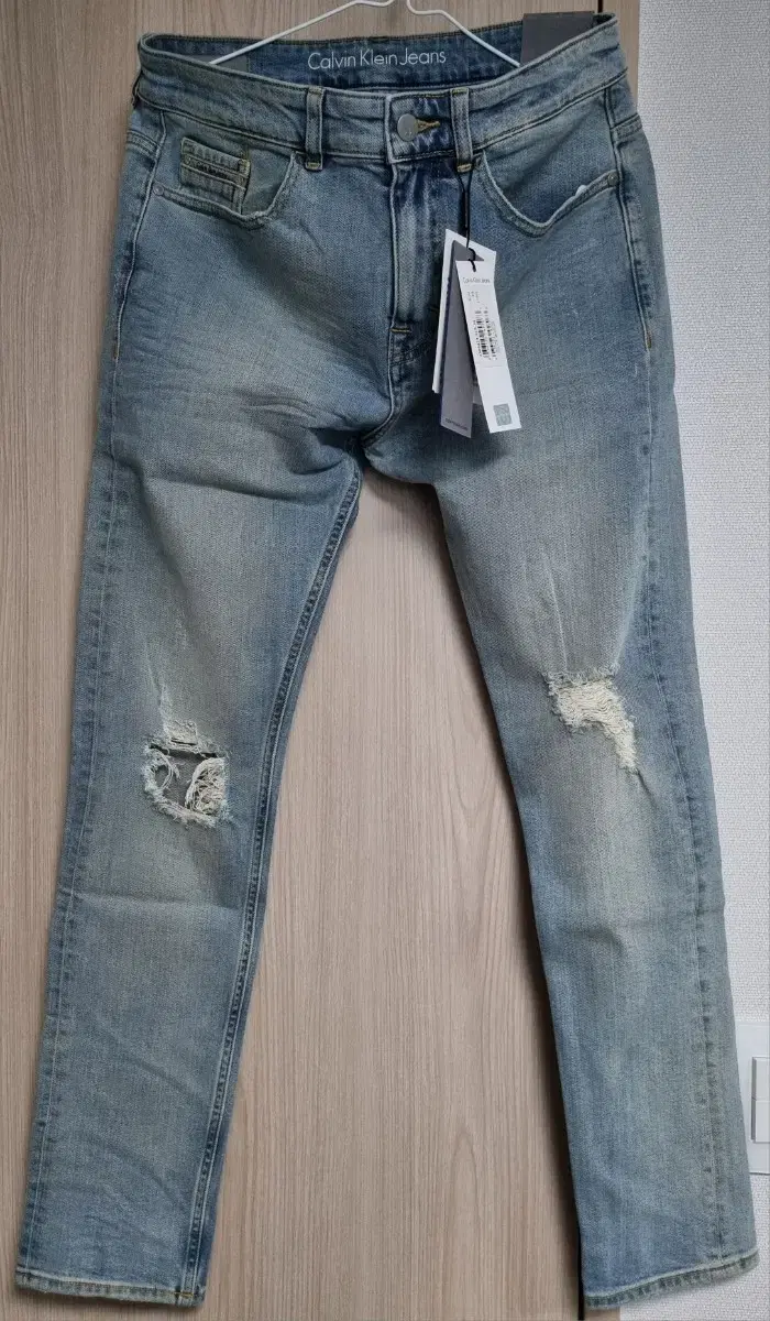 [Calvin Klein] Calvin Klein Destroyed Tapered Denim Pants (new