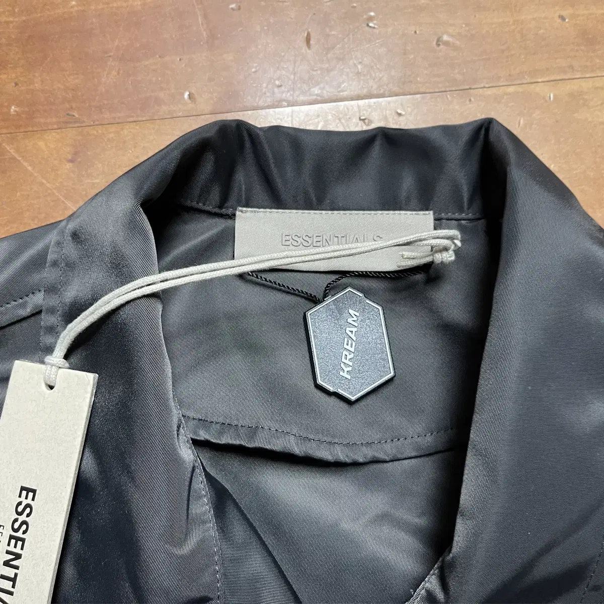 Essentials coach jacket 아이언 컬러