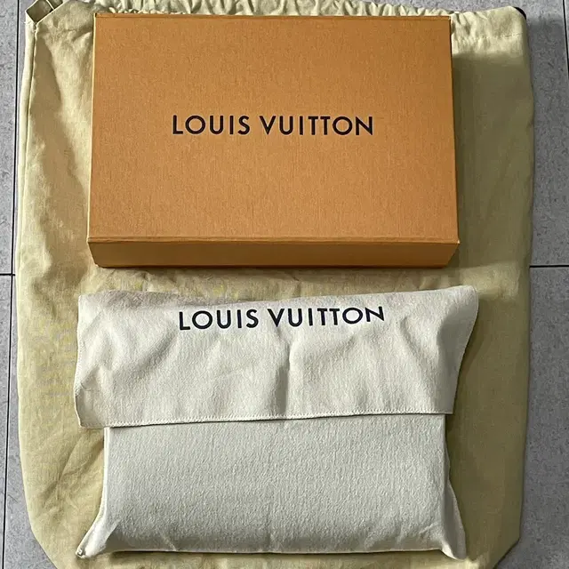 정품 / Louis Vuitton / 루이비통 타이가 레더 포쉐트 바이칼