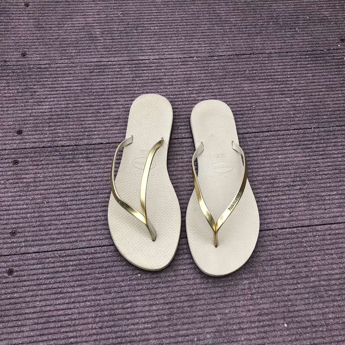 Vintage havaianas gold flip-flops