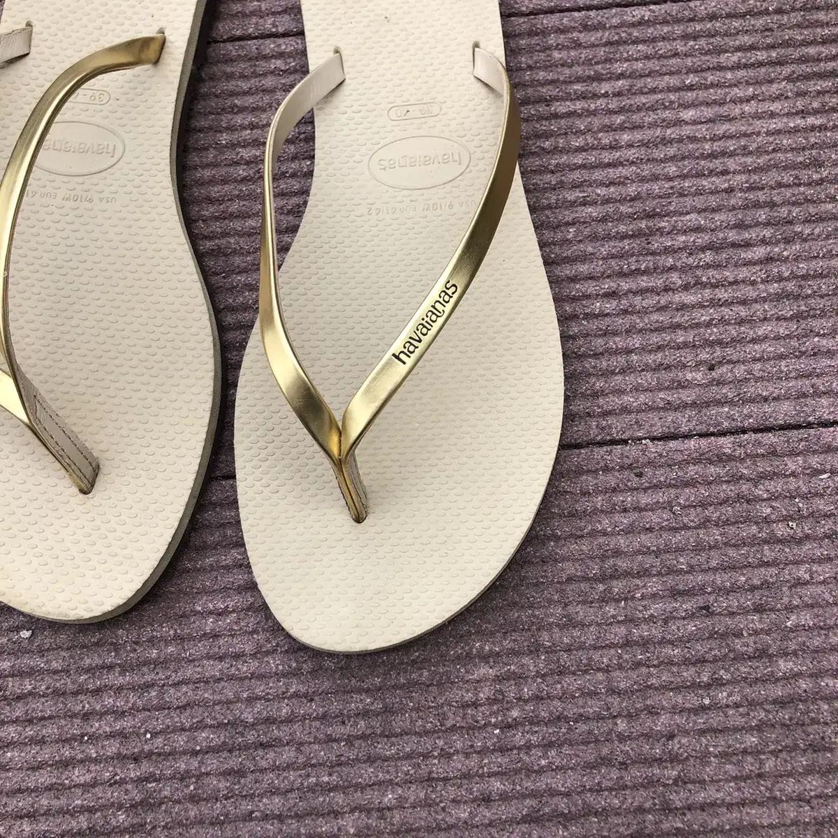 Vintage havaianas gold flip-flops