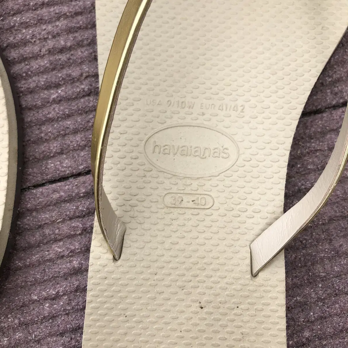 Vintage havaianas gold flip-flops