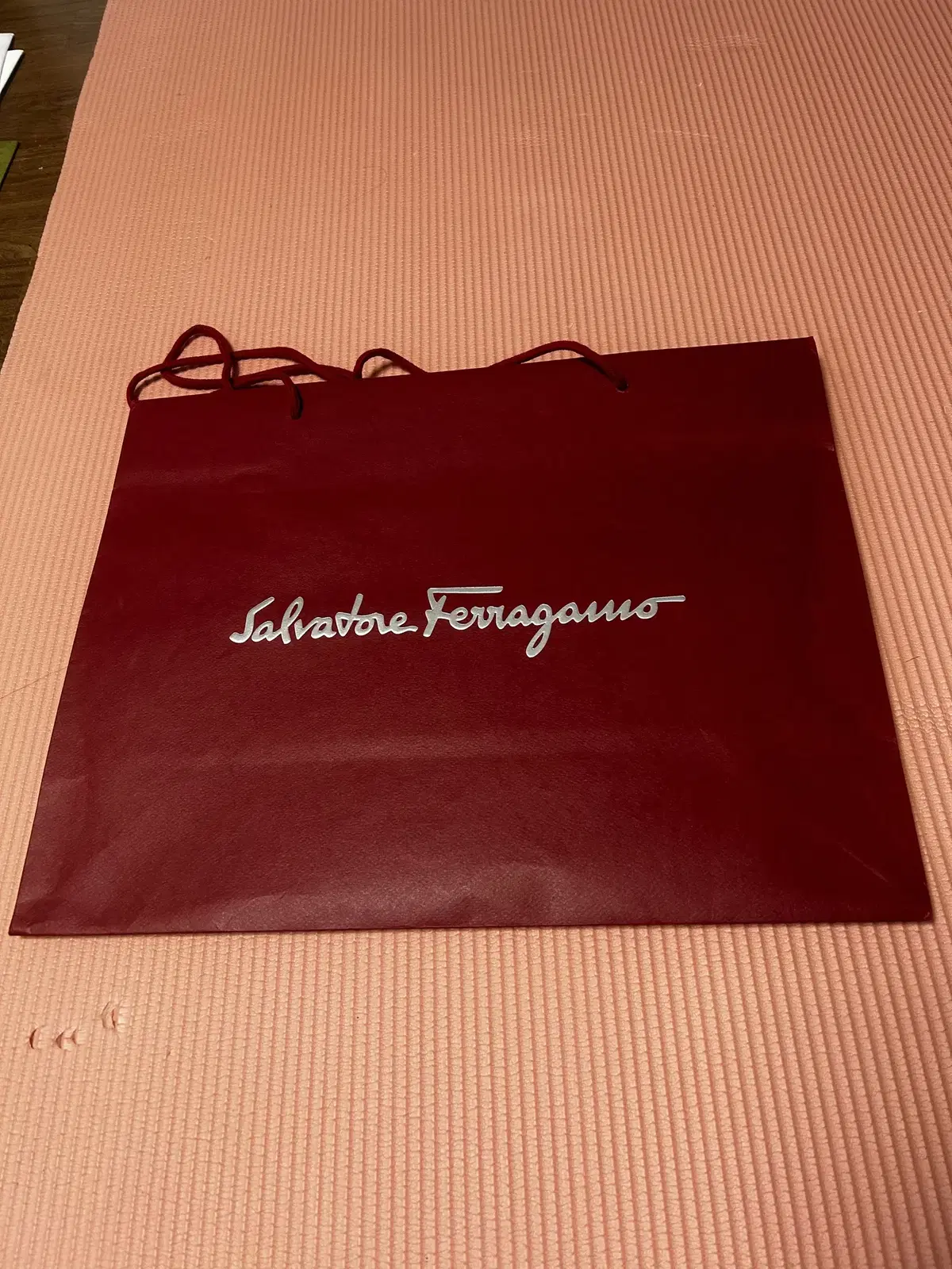 페라가모 Ferragamo 쇼핑백 판매합니다.