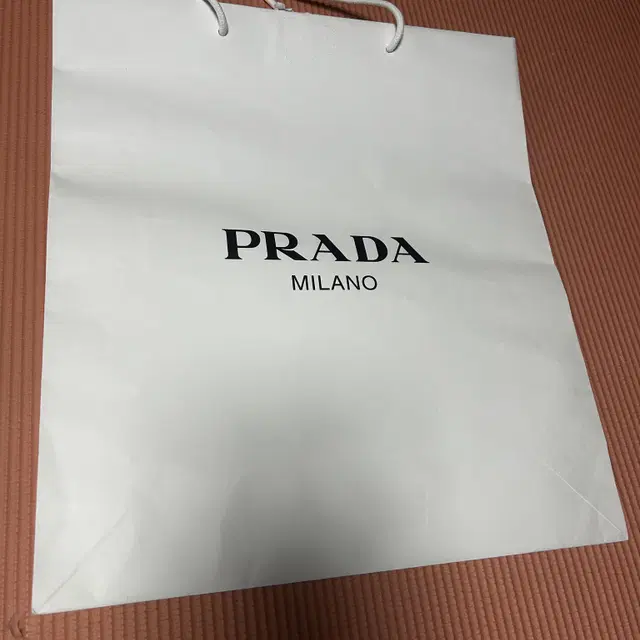 프라다 PRADA 쇼핑백 판매합니다.  - 사이즈 : 44-49-15cm