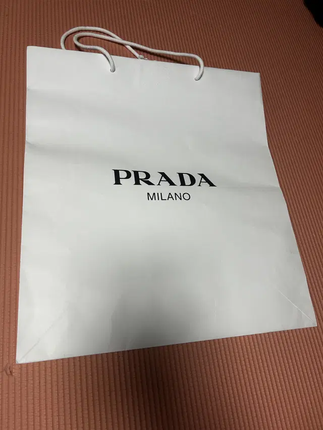 프라다 PRADA 쇼핑백 판매합니다.  - 사이즈 : 44-49-15cm