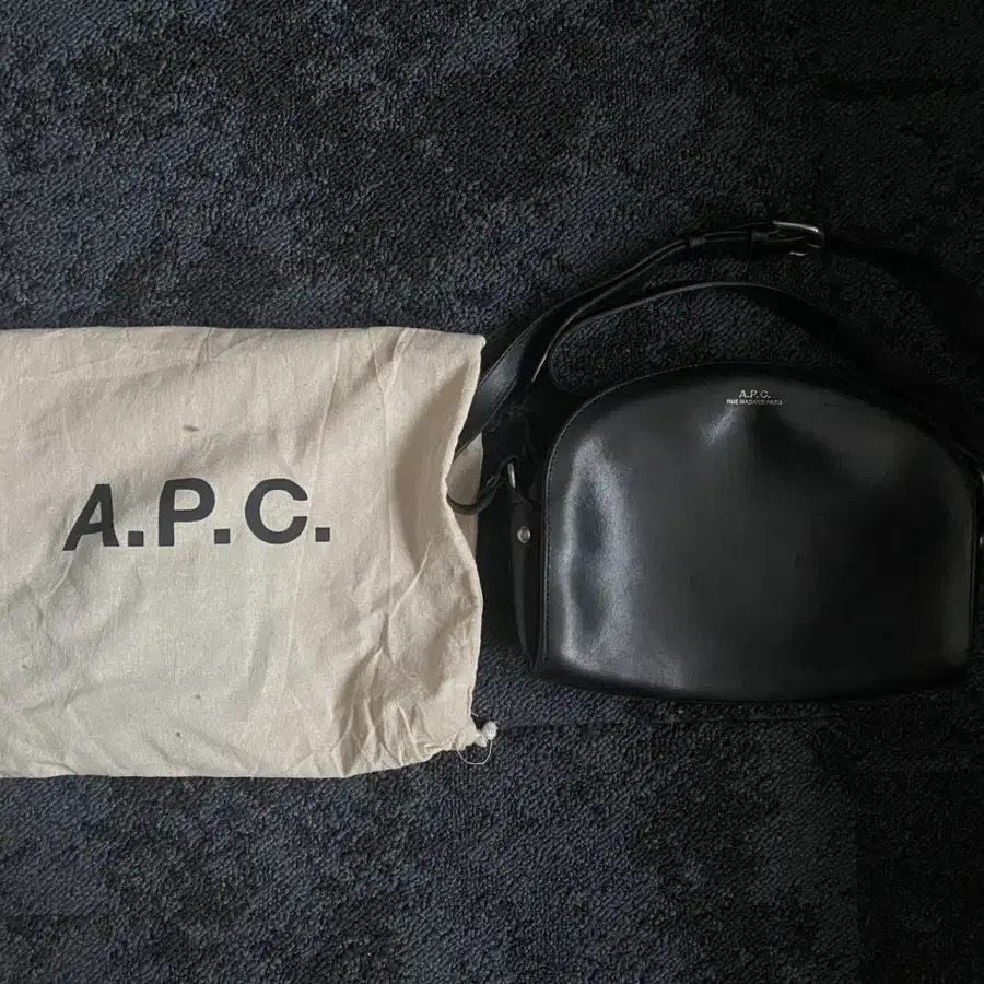 아페쎄 A.P.C 하트문 백 반달 가방