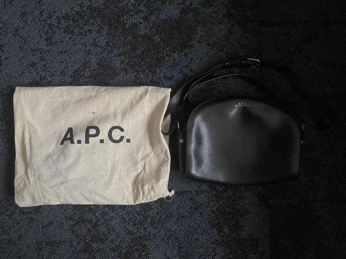 아페쎄 A.P.C 하트문 백 반달 가방