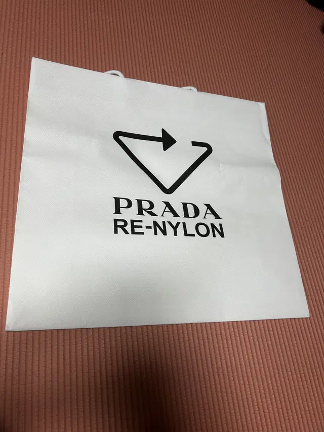 프라다 PRADA 쇼핑백 판매합니다.  - 사이즈 : 42-40-14cm