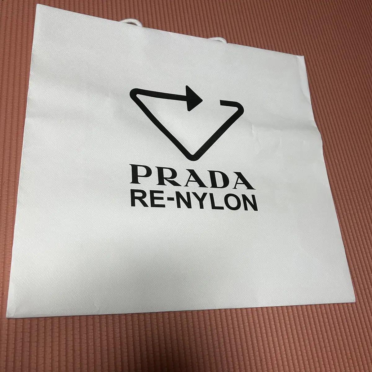 프라다 PRADA 쇼핑백 판매합니다.  - 사이즈 : 42-40-14cm