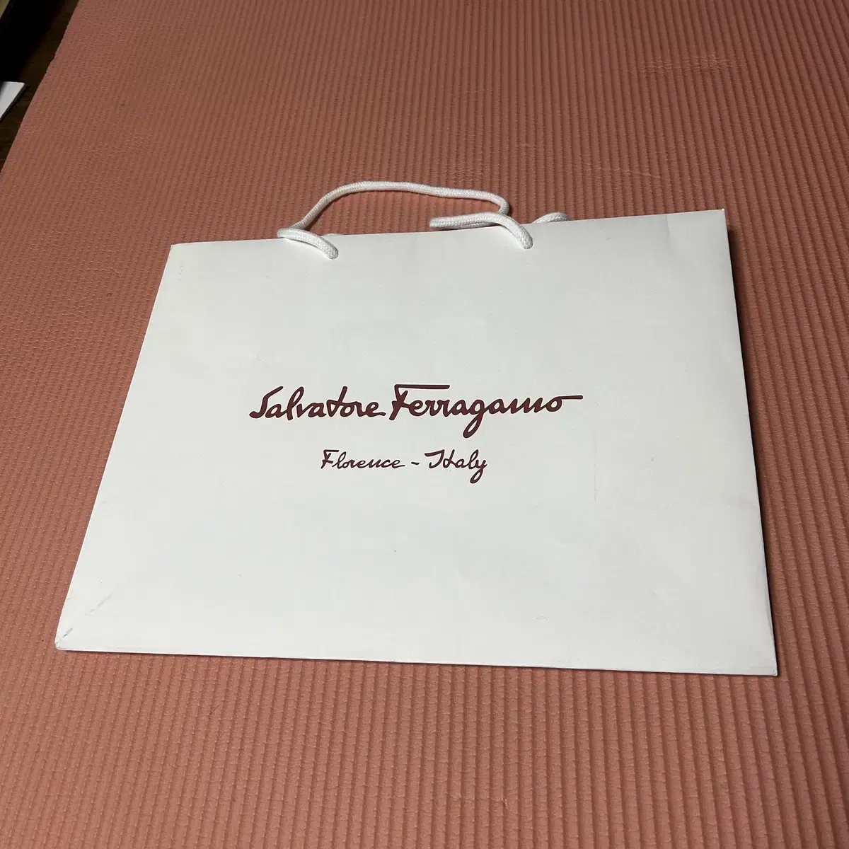 페라가모 Ferragamo 쇼핑백 판매합니다.  - Size : 39-3