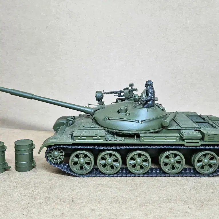 [타미야] 1/35 러시안 T-62A 조립품