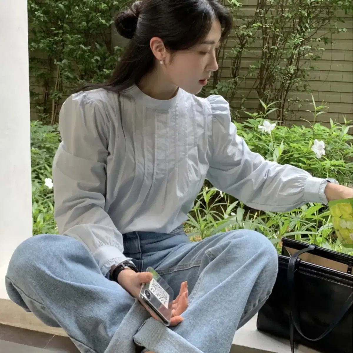 모아빈 [Arete]Greta pintuck blouse-Sky blue