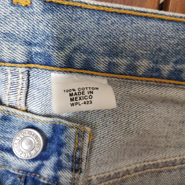 00s Levis 501 Shorts made in Mexico (34