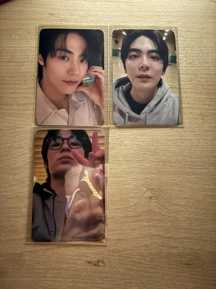 Pre-owned upturned pop up photocard WTS