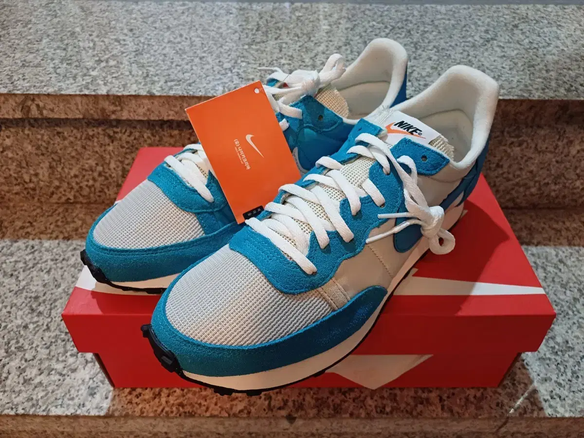 nike challenger og pure platinum laser blue