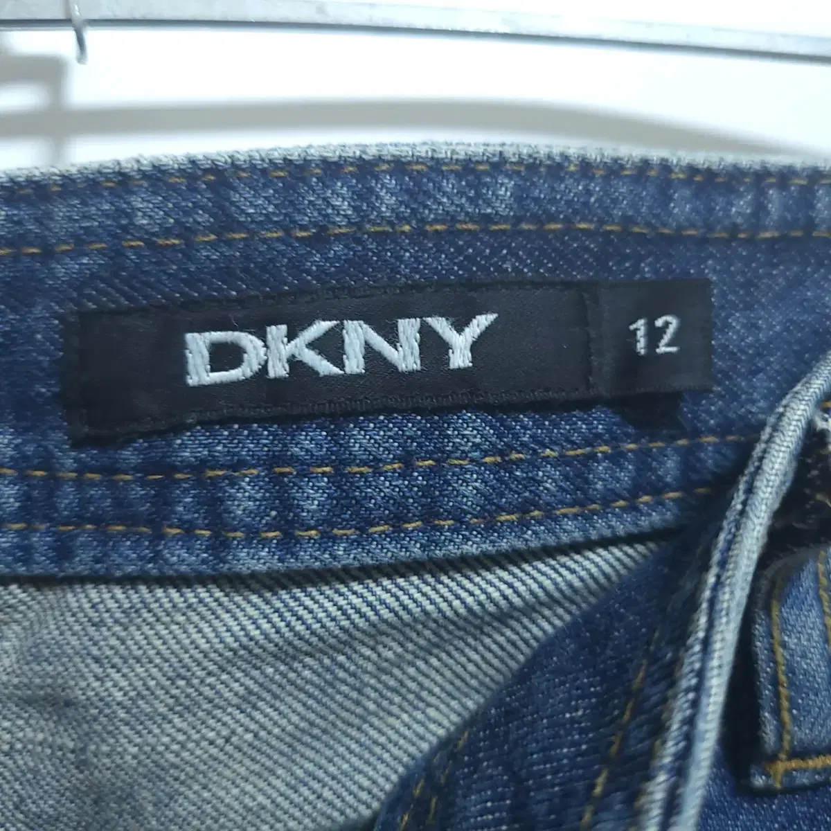 DKNY 디케이엔와이 지퍼장식 부츠컷 8부 데님팬츠 C622