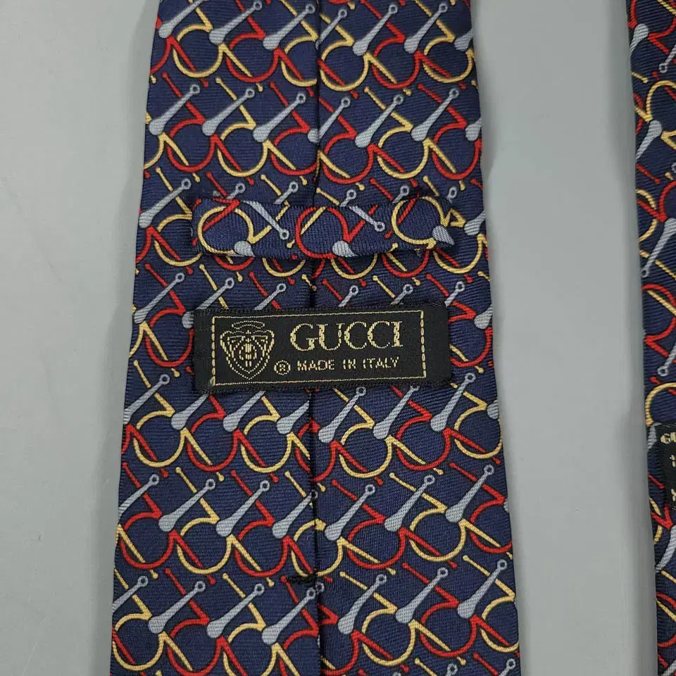 GUCCI 구찌 네이비 멀티컬러 고리패턴 실크100 넥타이 MADE IN