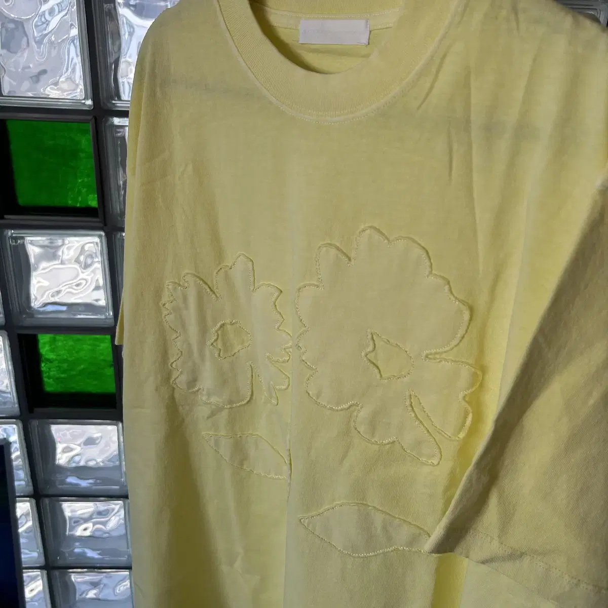 sense of place fade popup flower tee