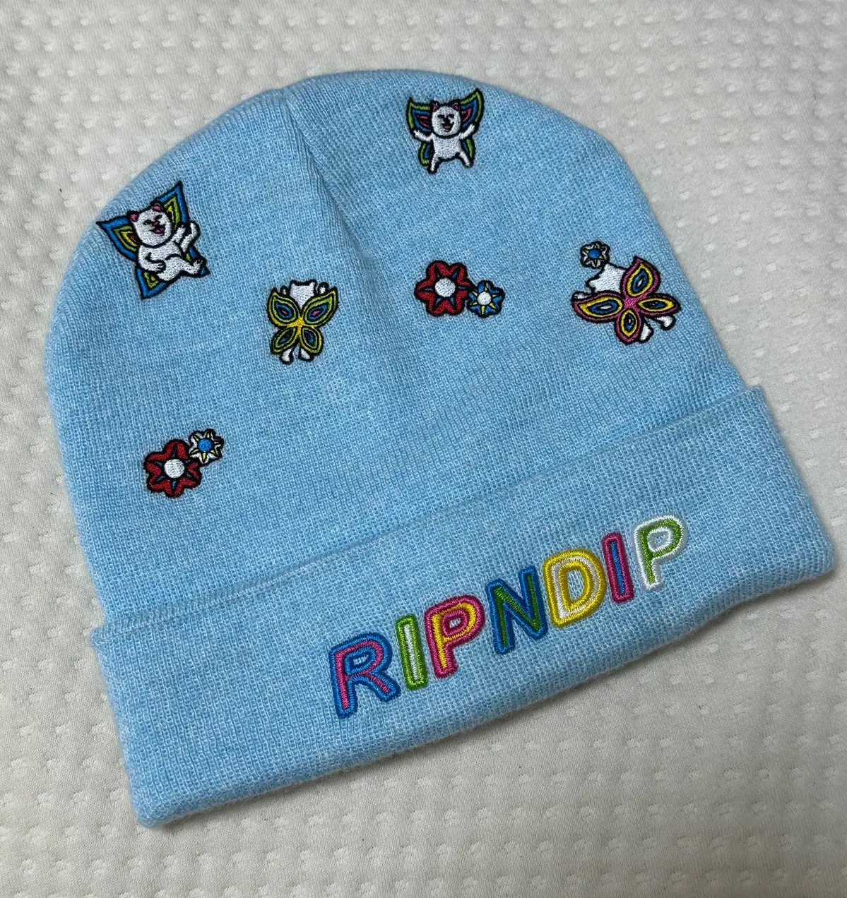 Lip-and-dip beanie