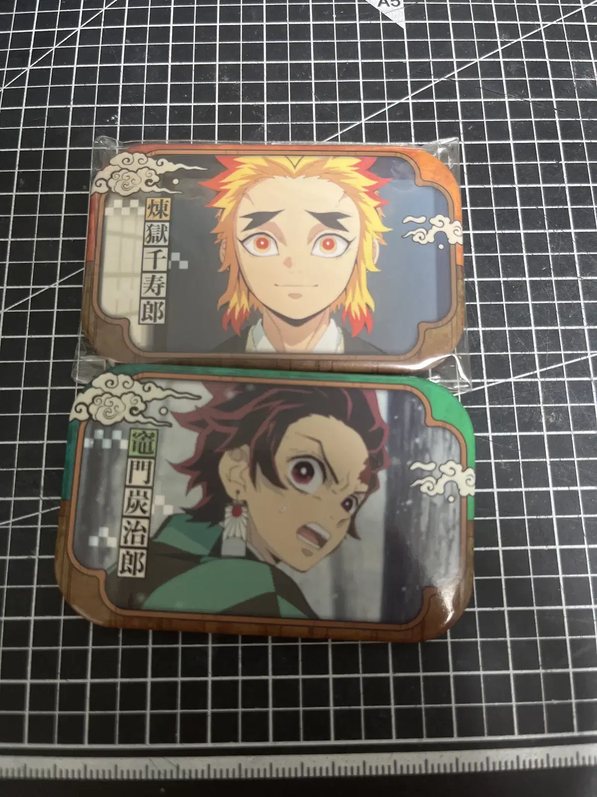 Goods) Sells katana tanjiro senjirou badges per