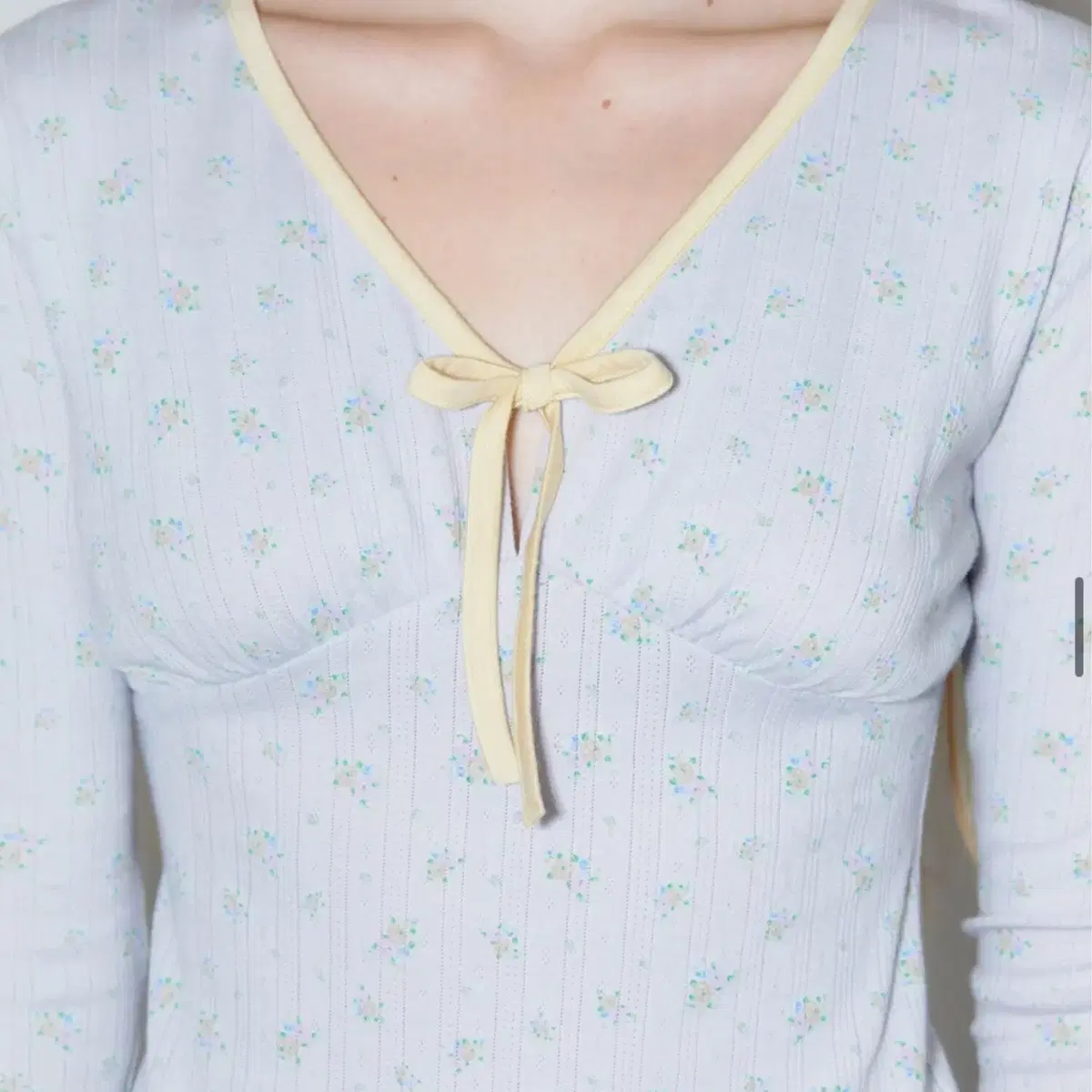 시눈 RIBBON V-NECK LONG SLEEVE (LIGHT BLUE