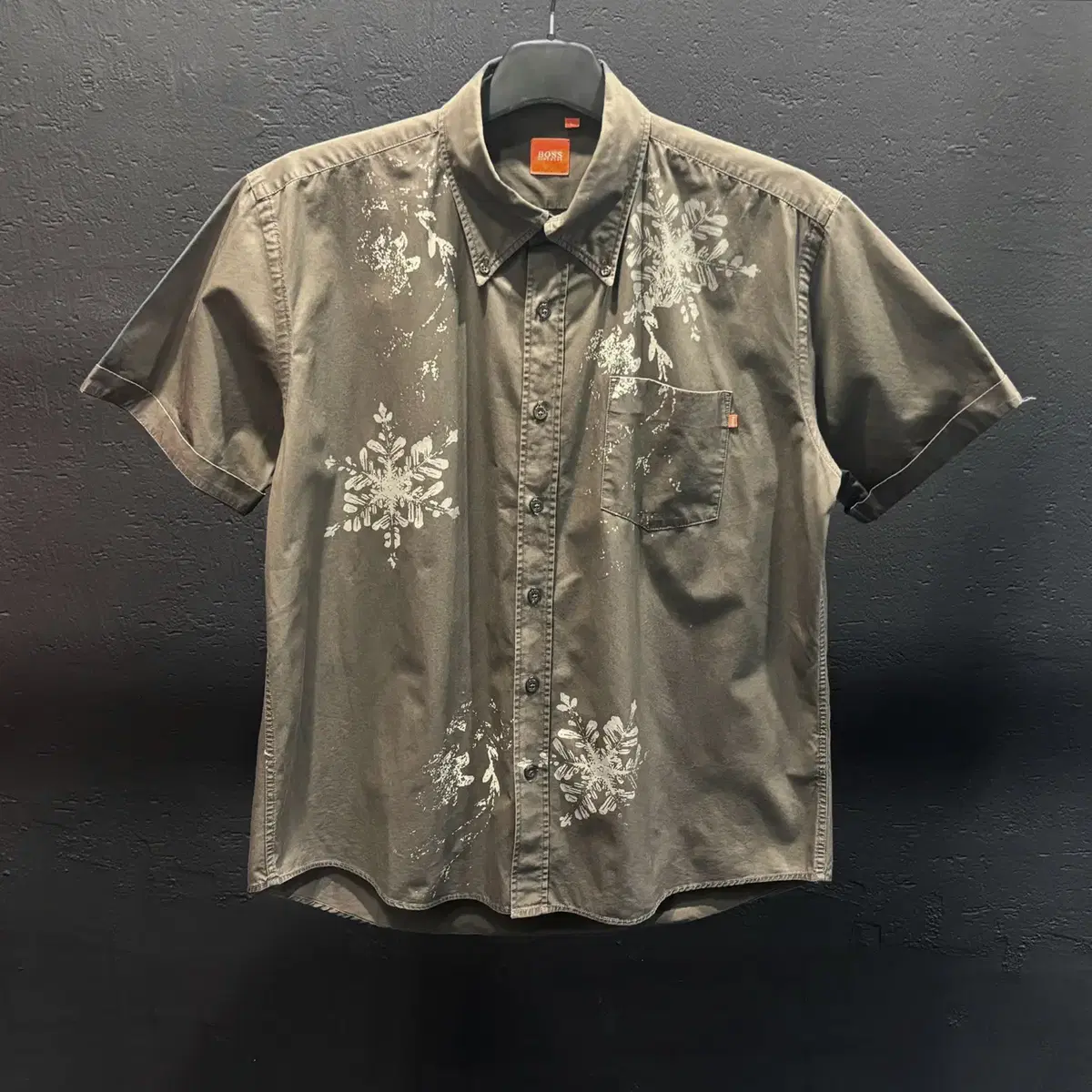 Hugo Boss Khaki short-sleeved shirt with one-pocket snowflake print