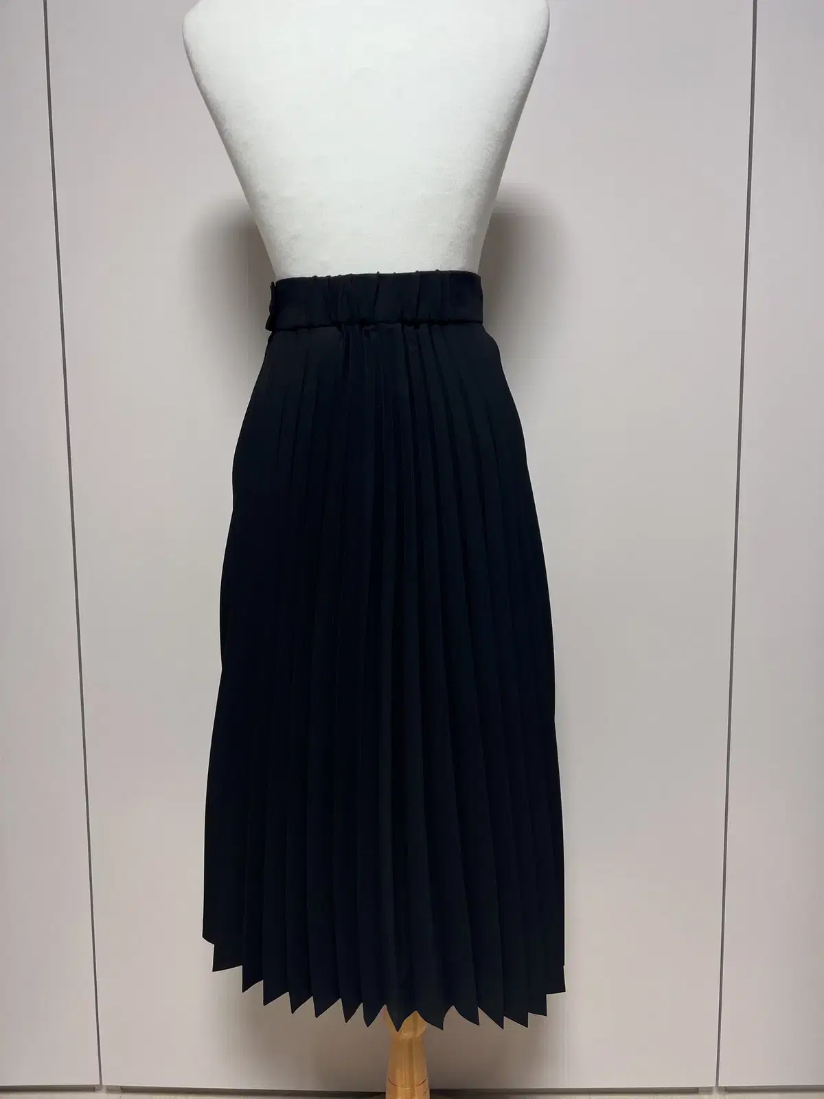 [COS] COS Pleated Skirt New for $150,000