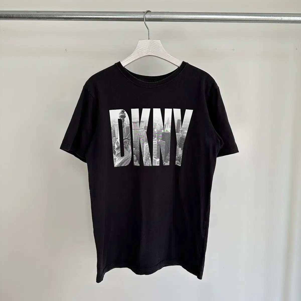 DKNY 로고 자유의여신상 반팔 티셔츠