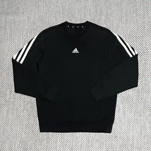 [ S ] adidas 아디다스 센터로고 블랙 라운드 맨투맨