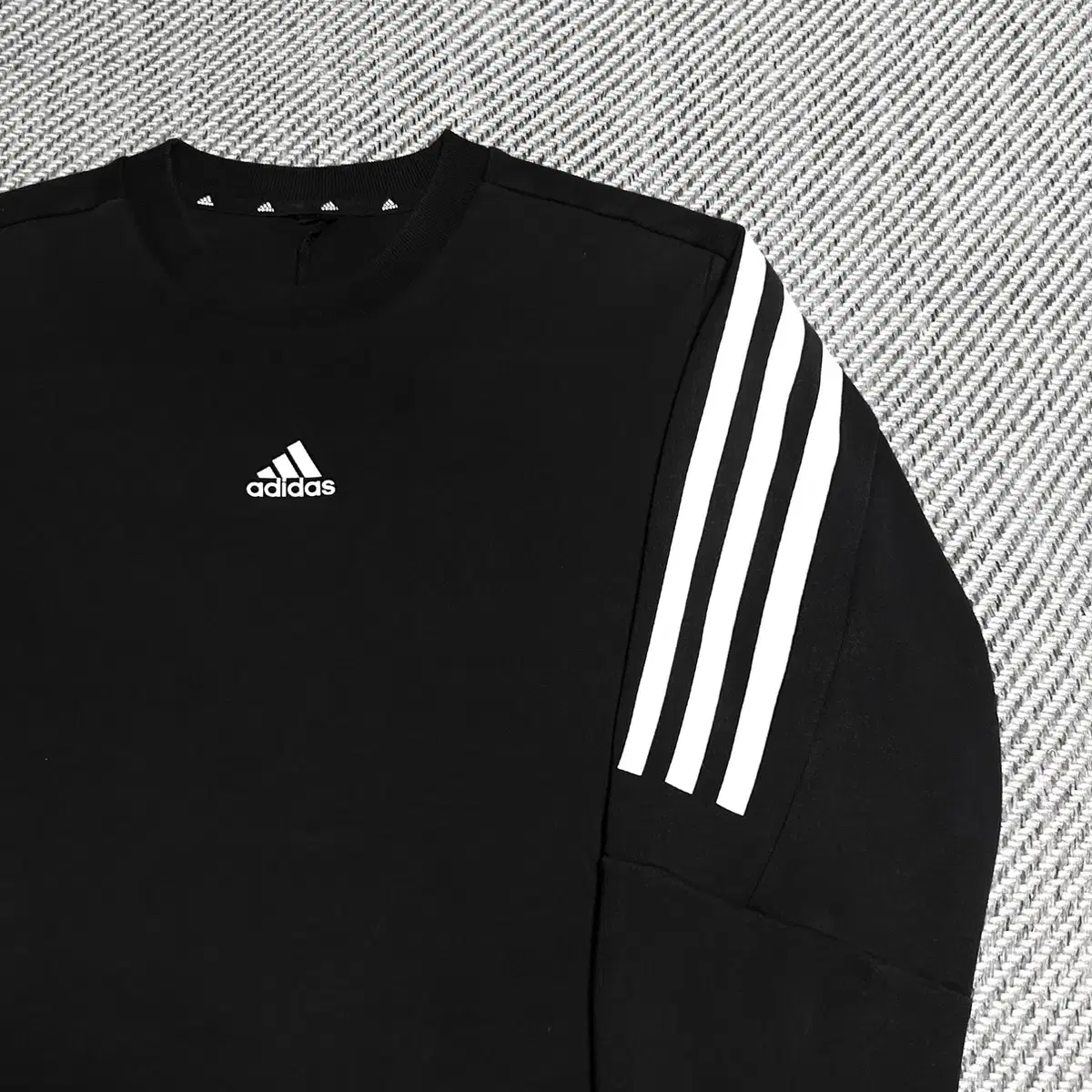 [ S ] adidas 아디다스 센터로고 블랙 라운드 맨투맨