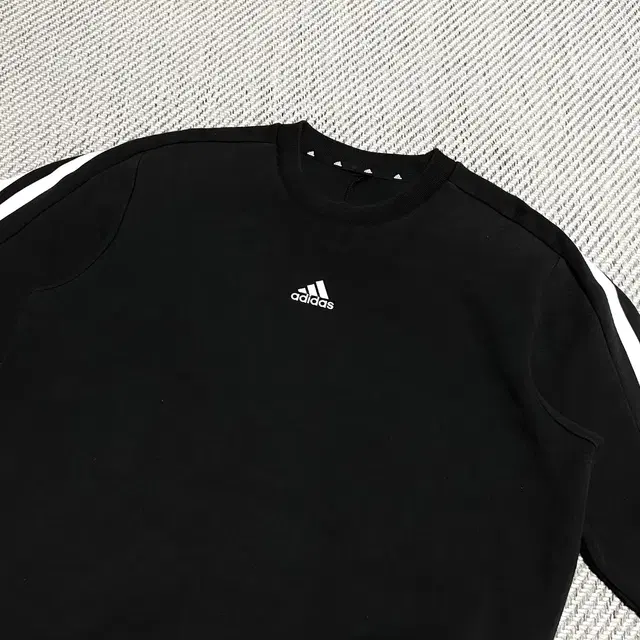 [ S ] adidas 아디다스 센터로고 블랙 라운드 맨투맨